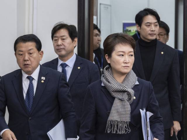 ▲ 더불어민주당 이언주(앞줄 오른쪽부터 시계방향), 김병주, 황명선, 한준호 최고위원이 24일 국회에서 열린 최고위원회의에 입장하고 있다. 연합뉴스