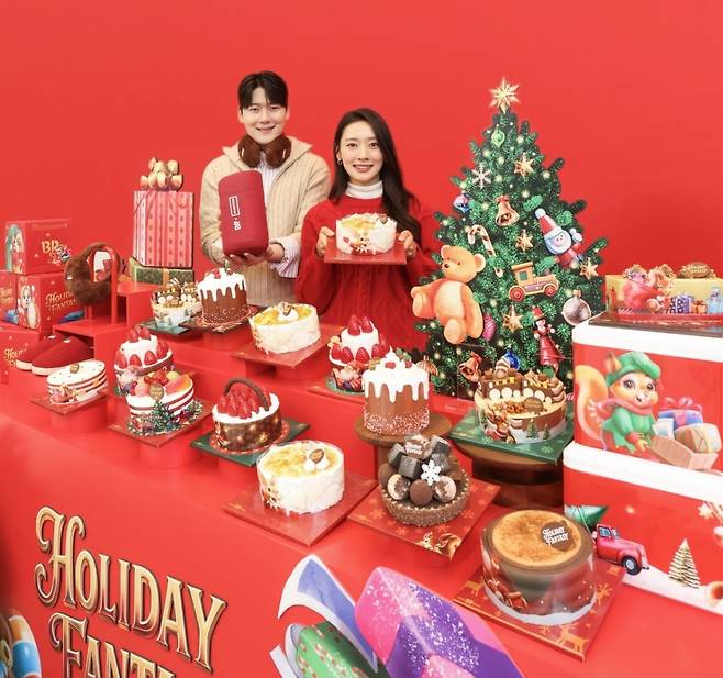 24일 ‘워크샵 by 배스킨라빈스’에서 모델들이 ‘홀리데이 판타지’ 크리스마스 케이크 라인업과 영국 브랜드 ‘헌터' 와 협업한 겨울 굿즈를 함께 소개하고 있다./ 사진= SPC 제공