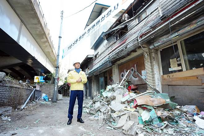 이승로 성북구청장이 지난 19일 신월곡 제1구역 미아리텍사스촌 철거현장을 둘러보고 있다. 성북구 제공