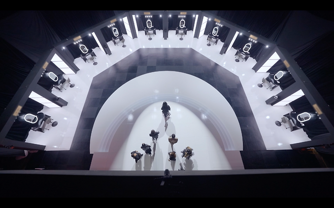 <저스트 메이크업>에서 도열한 화장대들. 쿠팡플레이 제공