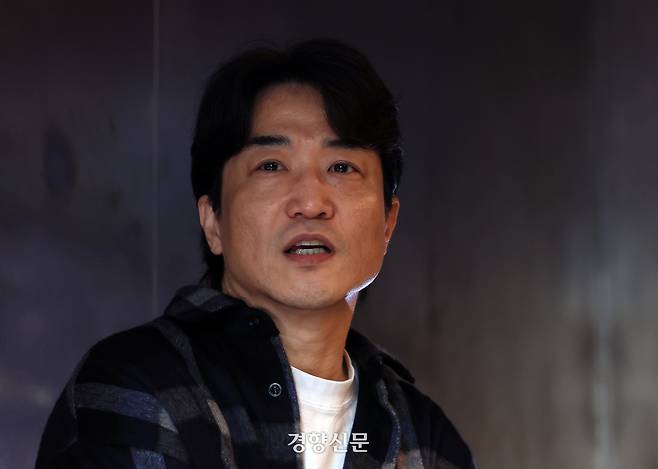 <저스트 메이크업>, <흑백요리사> 등을 기획한 윤현준 스튜디오슬램 대표가 20일 서울 상암동의 한 카페에서 경향신문과 인터뷰하고 있다. 서성일 선임기자