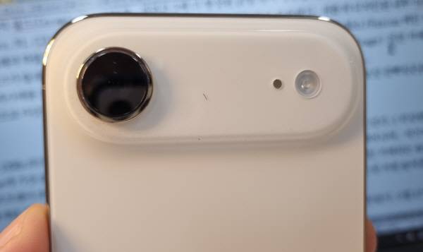 초기 아이폰을 연상시키는 아이폰 에어의 후면 싱글 렌즈. 정옥재 기자