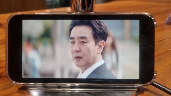 아이폰 에어로 OTT를 감상 중이다. 정옥재 기자