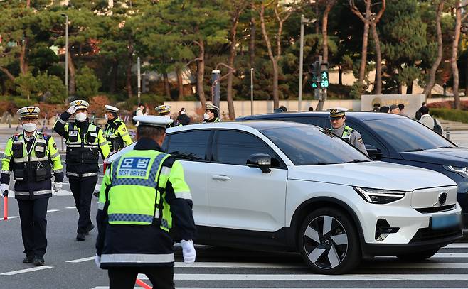 Police crack down on reckless driving, including blocking intersections and cutting in, at the Yonsei University intersection in Seodaemun District, western Seoul, on Nov. 4, as part of a traffic enforcement project. [NEWS1]