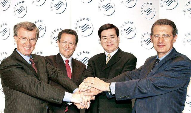 고(故) 조양호(왼쪽 세 번째) 한진그룹 회장이 2000년 항공 동맹체 스카이팀 결성 원년 멤버인 델타항공, 에어프랑스, 아에로멕시코 최고경영자(CEO)들과 손을 맞잡고 있다. 한진그룹 제공
