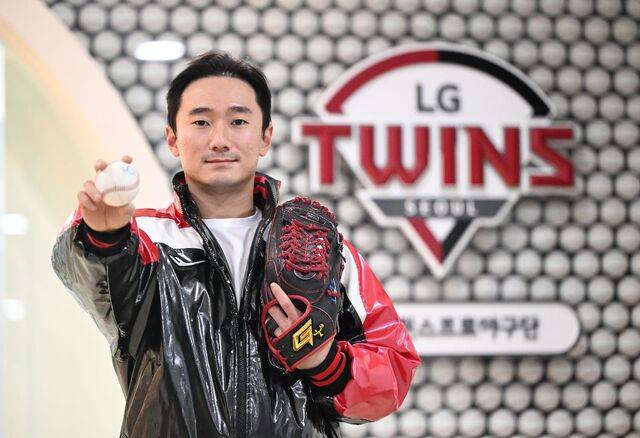 LG 트윈스 신민재가 19일 서울 잠실구장 인터뷰실에서 팀의 상징인 유광 점퍼를 입고 포즈를 취하고 있다. 올 시즌 생애 첫 3할 타율을 기록하며 팀의 통합우승에 기여한 그는 시즌 후 ‘국가대표 1번 타자’로도 활약했다. 신민재는 “꿈만 같았던 한 해였다”고 말했다. 권현구 기자