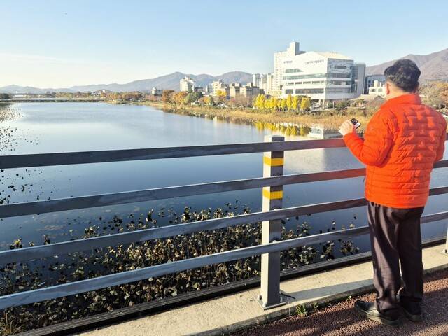 전진선 양평군수가 군청 앞에 설치된 테라스에서 한강을 내려다보고 있다. 양평군 제공