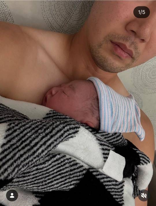 박효준이 딸 에나를 안고 있다. [박효준 SNS 캡처]