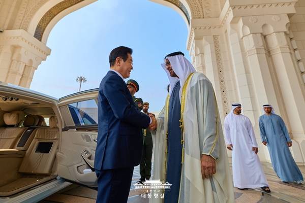 ▲ 이재명 대통령(왼쪽)이 아랍에미리트에 국빈 자격으로 방문한 모습. 사진=대통령실