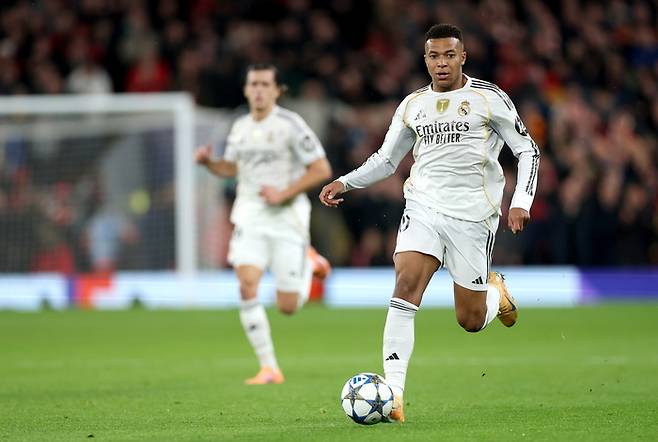 4일 영국 리버풀의 안필드에서 열린 2025~2026시즌 유럽축구연맹(UEFA) 챔피언스리그(UCL) 리그 페이즈 4차전 리버풀과 레알마드리드 경기에서 레알 마드리드 공격수 킬리안 음바페가 드리블을 하고 있다. [EPA 연합뉴스]