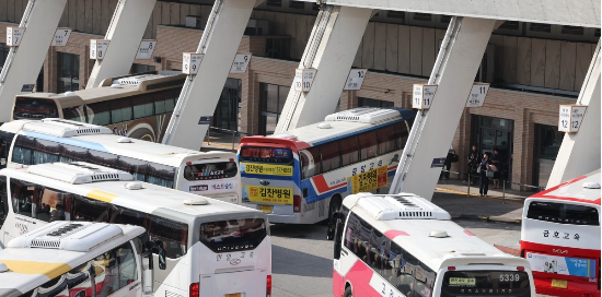 추석 연휴를 앞둔 지난 10월 2일 서울 서초구 강남고속버스터미널에 고속버스 차량이 대기해 있다.(사진=연합뉴스)