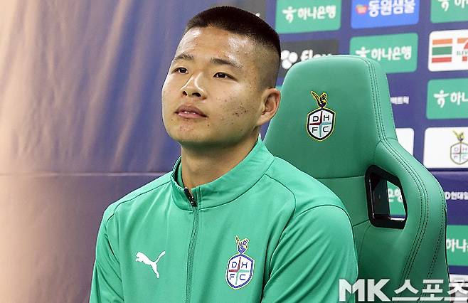 대전하나시티즌 김현오. 5월 3일 FC 안양과의 프로 데뷔전에서 데뷔골을 넣은 직후 찍었던 사진이다. 최근 김현오를 보면, 얼굴 살이 쫙 빠졌다는 걸 알 수 있다. 이는 김현오가 프로의 세계에서 살아남기 위해 고된 훈련을 이겨내고 있다는 것을 뜻한다. 사진=이근승 기자
