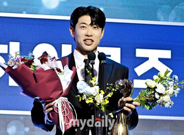 키움 송성문이 24일 오후 서울 잠실 롯데호텔 월드에서 진행된 '2025 KBO 시상식'에서 수비상 3루수 부문을 수상하고 있다. 'KBO 시상식'은 퓨처스리그 투·타 개인 부문별 1위 선수 시상을 시작으로 KBO 리그 투·타 개인 부문별 1위 선수, KBO 심판상, 각 포지션별 KBO 수비상, 신인상 및 MVP 시상으로 진행된다./잠실 = 송일섭 기자