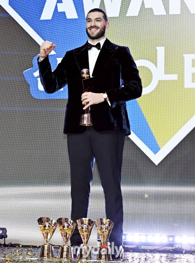 한화 폰세가 24일 오후 서울 잠실 롯데호텔 월드에서 진행된 '2025 KBO 시상식'에서 MVP를 수상하고 있다. 'KBO 시상식'은 퓨처스리그 투·타 개인 부문별 1위 선수 시상을 시작으로 KBO 리그 투·타 개인 부문별 1위 선수, KBO 심판상, 각 포지션별 KBO 수비상, 신인상 및 MVP 시상으로 진행된다./잠실 = 송일섭 기자