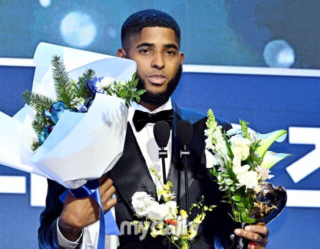 삼성 디아즈가 24일 오후 서울 잠실 롯데호텔 월드에서 진행된 '2025 KBO 시상식'에서 수비상 1루수 부문을 수상하고 있다. 'KBO 시상식'은 퓨처스리그 투·타 개인 부문별 1위 선수 시상을 시작으로 KBO 리그 투·타 개인 부문별 1위 선수, KBO 심판상, 각 포지션별 KBO 수비상, 신인상 및 MVP 시상으로 진행된다./잠실 = 송일섭 기자