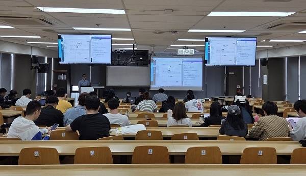 사진: 아네스노트가 현장 강의에서 실시간 번역과 자막 기능을 지원하고 있다. (사진=팀제로코드)