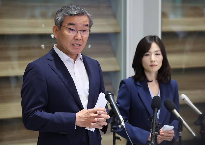 캄보디아로 파견됐던 박성주 경찰청 국가수사본부장(사진 왼쪽)이 지난달 18일 인천국제공항 제2터미널로 귀국해 기자회견을 진행하고 있다. [연합]