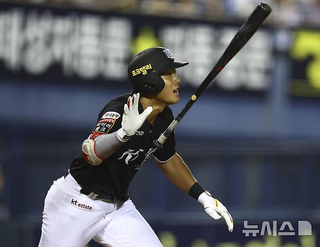 [서울=뉴시스] 김근수 기자 = 24일 서울 송파구 잠실야구장에서 열린 프로야구 '2025 신한 SOL 뱅크 KBO리그' KT 위즈와 두산 베어스의 경기, 8회초 2사 주자 1,2루 상황에서 KT 장진혁이 역전 쓰리런 홈런을 치고 있다. 2025.08.24. ks@newsis.com