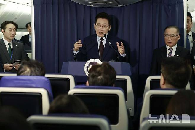 [앙카라=뉴시스] 최동준 기자 = G20 정상회의 일정을 마친 이재명 대통령이 23일(현지 시간) 남아프리카공화국 요하네스버그에서 튀르키예 앙카라로 향하는 공군 1호기에서 순방 기내 기자간담회를 하고 있다. 2025.11.24. photocdj@newsis.com