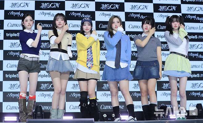 [서울=뉴시스] 김혜진 기자 = 그룹 트리플에스 미소녀즈(msnz) 문이 24일 오후 서울 용산구 블루스퀘어에서 열린 새 앨범 '비욘드 뷰티' 발매 기념 쇼케이스에서 포즈를 취하고 있다. 2025.11.24. jini@newsis.com