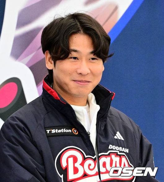 [OSEN=잠실, 지형준 기자] 프로야구 두산 베어스가 23일 오후 서울 잠실야구장에서 ‘2025&nbsp;곰들의 모임’을 개최했다.곰들의 모임은 한 시즌 동안 변함없는 응원을 보내준 최강&nbsp;10번타자 팬들에게 감사의 마음을 전하기 위해 마련된 팬 페스티벌이다.두산 박찬호가 무대에 올라 인사를 하고 있다. 2025.11.23 /jpnews@osen.co.kr