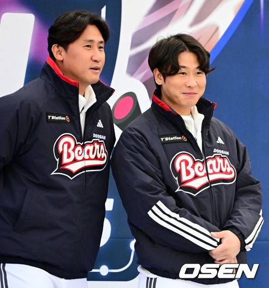 [OSEN=잠실, 지형준 기자] 프로야구 두산 베어스가 23일 오후 서울 잠실야구장에서 ‘2025 곰들의 모임’을 개최했다.곰들의 모임은 한 시즌 동안 변함없는 응원을 보내준 최강 10번타자 팬들에게 감사의 마음을 전하기 위해 마련된 팬 페스티벌이다.신입 선수 이용찬, 박찬호가 무대에 올라 인사를 하고 있다. 2025.11.23 /jpnews@osen.co.kr
