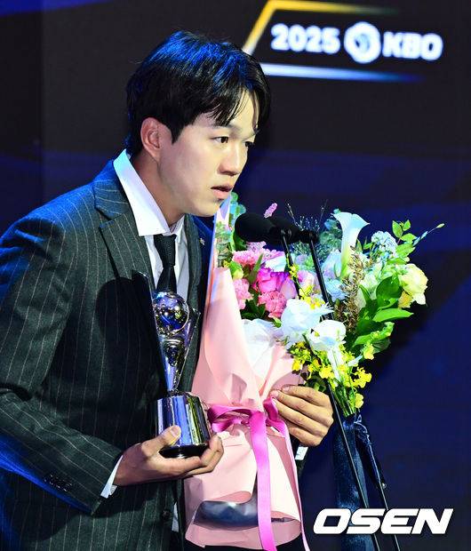 [OSEN=지형준 기자] 24일 오후 서울 잠실 롯데호텔 월드 크리스탈볼룸에서 ‘2025 신한 SOL뱅크 KBO 시상식’이 열렸다.KBO 시상식에서 가장 관심을 모으는 것은 단연 MVP 수상자다. 올해 MVP 레이스는 한화 코디 폰세와 삼성 르윈 디아즈의 2파전이다.&nbsp;퓨처스리그 북부리그 평균자책점상을 수상한 LG 김주온이 소감을 말하고 있다. 2025.11.24 /jpnews@osen.co.kr