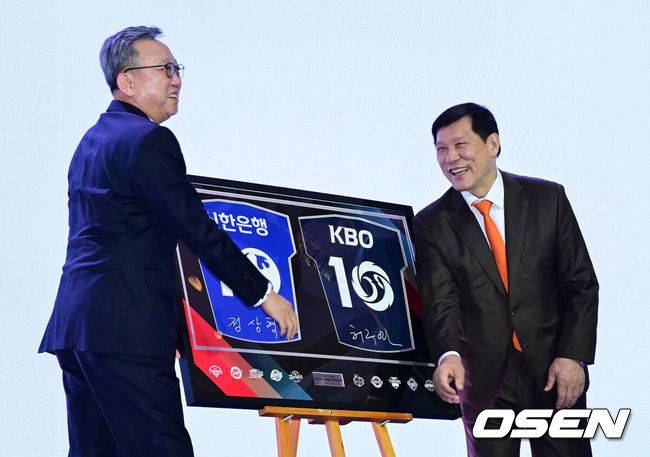 [OSEN=지형준 기자] 24일 오후 서울 잠실 롯데호텔 월드 크리스탈볼룸에서 ‘2025 신한 SOL뱅크 KBO 시상식’이 열렸다.KBO 시상식에서 가장 관심을 모으는 것은 단연 MVP 수상자다. 올해 MVP 레이스는 한화 코디 폰세와 삼성 르윈 디아즈의 2파전이다.&nbsp;KBO 허구연 총재가 신한은행 정상혁 은행장과 2028-2037  타이틀 스폰서십 체결을 하고 있다. 2025.11.24 /jpnews@osen.co.kr