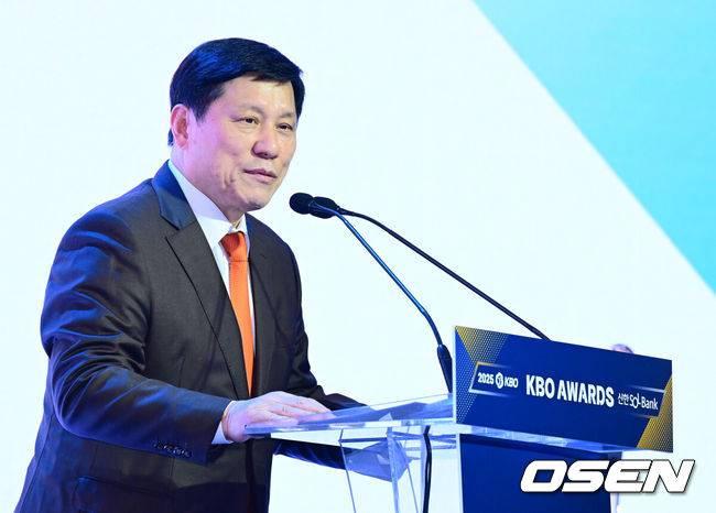 [OSEN=지형준 기자] 24일 오후 서울 잠실 롯데호텔 월드 크리스탈볼룸에서 ‘2025 신한 SOL뱅크 KBO 시상식’이 열렸다.KBO 시상식에서 가장 관심을 모으는 것은 단연 MVP 수상자다. 올해 MVP 레이스는 한화 코디 폰세와 삼성 르윈 디아즈의 2파전이다.&nbsp;KBO 허구연 총재가 인사말을 하고 있다. 2025.11.24 /jpnews@osen.co.kr