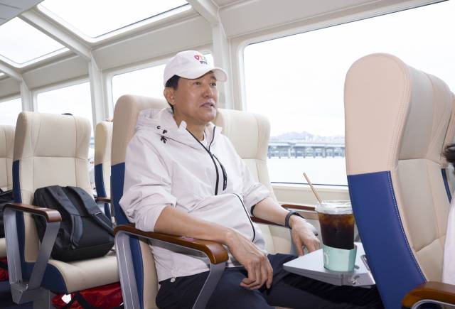 ▲한강버스가 정식 운항을 시작한 18일 서울 여의도에서 출발한 한강버스에 승선한 오세훈 서울시장이 시승 체험하고 있다. ⓒ연합뉴스