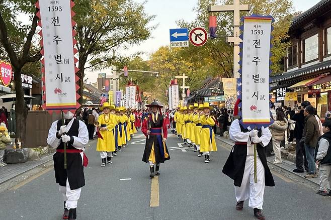 1953 전주별시가 열린 지난 22일 전주 한옥마을에서 과거 시험 급제자들이 어사화를 머리에 꽂고 채점관, 친족 등을 방문하던 전통인 ‘유가행렬(遊街行列)이 펼쳐지고 있다. 전주시 제공
