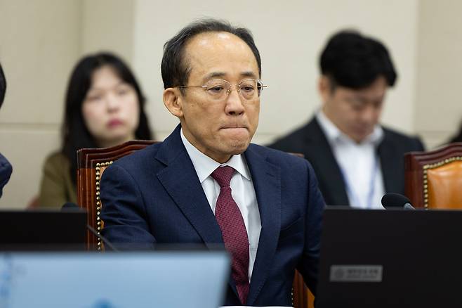 추경호 국민의힘 의원이 24일 서울 여의도 국회에서 열린 제429회 국회(정기회) 정무위원회 제10차 전체회의에서 참석해 자료를 바라보고 있다. 뉴스1