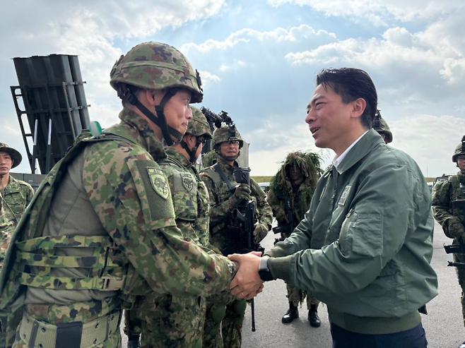 고이즈미 신지로(오른쪽) 일본 방위상이 23일 대만섬 코 앞의 일본 이시가키섬을 방문해 자위대원들과 악수하고 있다. 엑스 캡처
