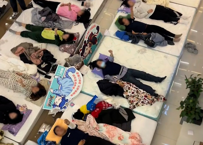 지난 15일 중국 북부 내몽골 자치구 바오터우의 한 쇼핑몰에서 이색 이벤트인 ‘누워만 있기’ 대회가 열렸다. 더우인 캡처