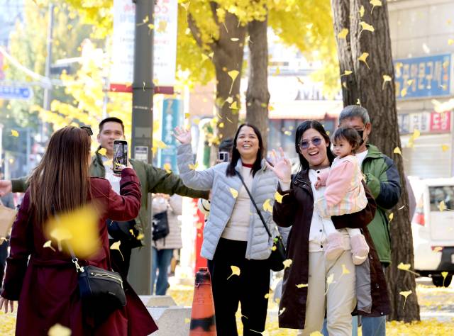 서울 종로의 한 거리에서 외국인 관광객들이 기념 촬영을 하고 있다. 연합뉴스