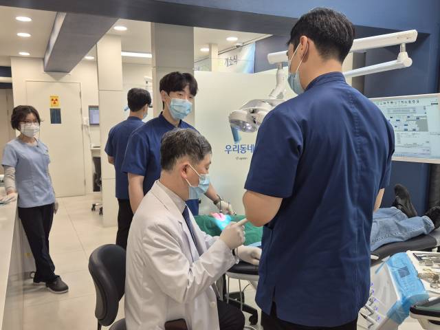 17일 권호범 서울대 치의학대학원 교수와 서울대 치의학과 학생들이 서울 용산구 우리동네구강관리 플러스센터에서 진료를 보고 있다. 정유나 기자