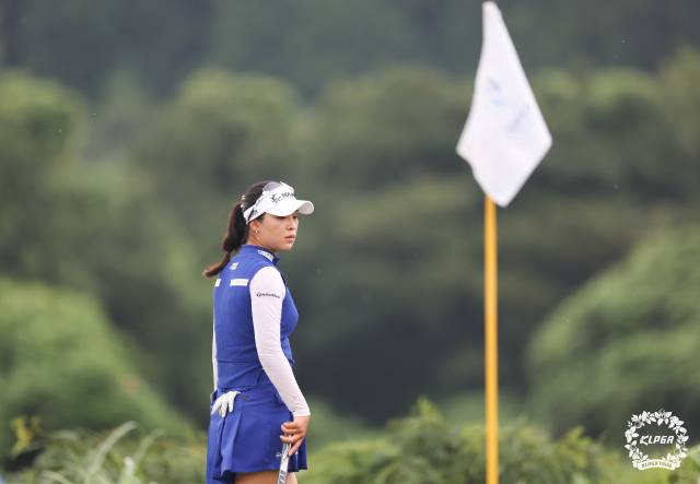그린 경사를 파악하고 있는 윤이나. 사진 제공=KLPGA