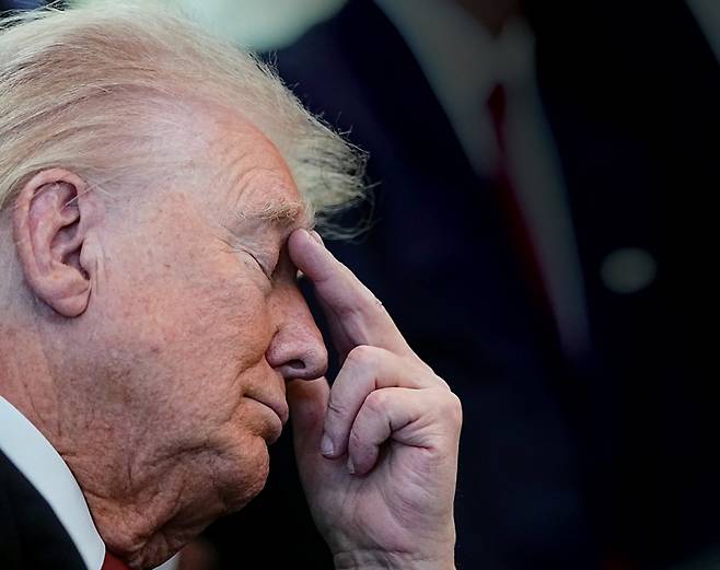 지난 6일 미국 워싱턴DC 백악관 오벌오피스에서 도널드 트럼프 대통령이 생각에 잠겨있다. ⓒEPA 연합