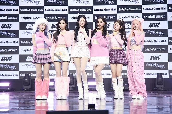 트리플에스 미소녀즈 ‘선’팀이  24일 서울 용산구 블루스퀘어에서 진행된 첫 앨범 ‘비욘드 뷰티’ 쇼케이스에서 포즈를 취하고 있다. 모드하우스 제공