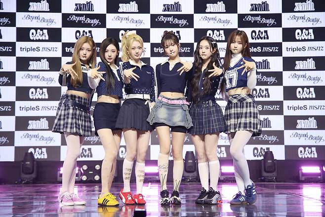 트리플에스 미소녀즈 ‘문’팀이  24일 서울 용산구 블루스퀘어에서 진행된 첫 앨범 ‘비욘드 뷰티’ 쇼케이스에서 포즈를 취하고 있다. 모드하우스 제공