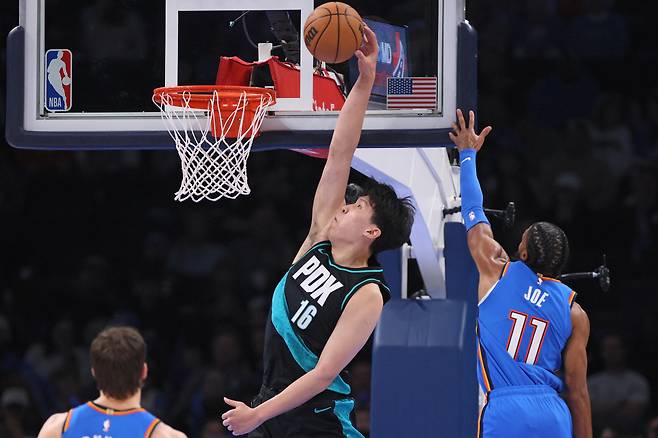 포틀랜드 양한센이 24일 오클라호마시티전에서 원핸드 덩크슛을 터뜨리고 있다. AP연합뉴스