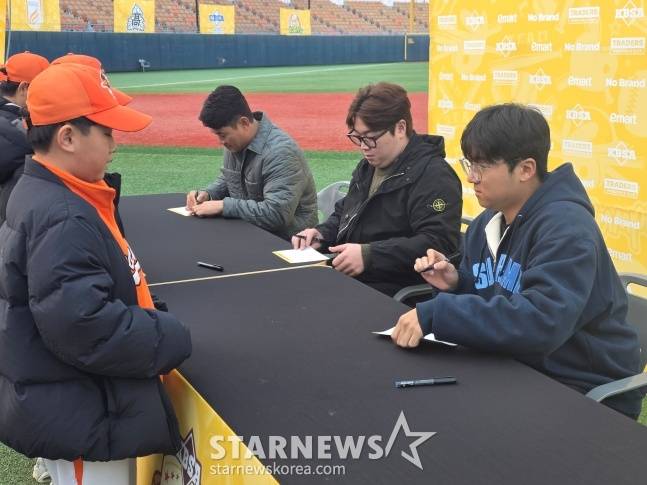 왼쪽부터 노경은, 이로운, 송승기가 23일 서울 목동야구장에서 열린 '2025 이마트 노브랜드배 CHAMPIONSHIP'에서 팬들에게 사인하고 있다. /사진=김동윤 기자