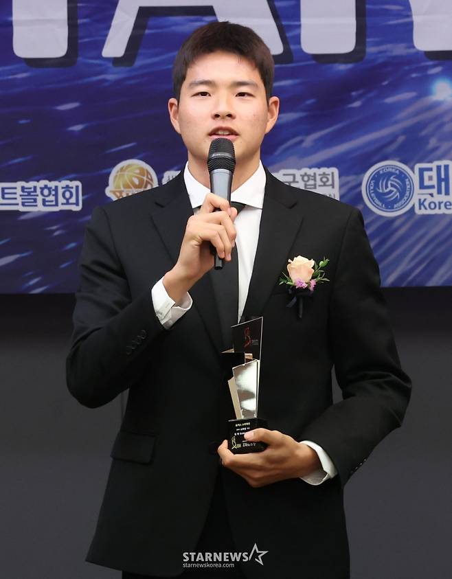 '2025 퓨처스 스타대상' 시상식이 24일 서울 중구 한국프레스센터 19층 기자회견장에서 열렸다. 김현오(충남기계공고·대전하나시티즌)가 축구 부문 스타상을 수상한 후 소감을 밝히고 있다. 수상자는 야구 대상 김민준(대구고·SSG) ,스타상 오재원(유신고·한화), 미래스타상 하현승(부산고2) 엄준상(덕수고2) 축구 스타상 김현오(충남기계공고·대전하나시티즌) 박시후(신평고·충남아산), 미래스타상> 박도훈(현풍고2) 김태호(경북자연과학고1) 농구 대상 에디 다니엘(용산고·서울 SK), 스타상 이가현(수피아여고·인천 신한은행), 미래스타상 윤지원(경복고2) 배구 스타상 방강호(제천산업고·한국전력) 이지윤(중앙여고·한국도로공사), 미래스타상 박서윤(중앙여고1)이다. /사진=김진경 kim.jinkyung@
