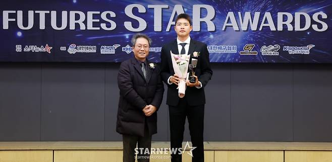 축구 부문 스타상 김현오(충남기계공고3·대전하나시티즌) 가 24일 서울 중구 프레스센터에서 진행된 '2025 퓨처스 스타대상' 시상식에 참석해 수상한 뒤 한준희 쿠팡플레이 해설위원과 기념촬영을 하고 있다. 올해로 4회째를 맞는 '2025 퓨처스 스타대상(스타뉴스 주최·주관, 대한체육회, 국민체육진흥공단, 대한야구소프트볼협회, 대한민국농구협회, 대한배구협회, 골드볼파크, 크로커다일 캐리어, 한국스포츠레저주식회사 후원)'은 한국 스포츠 발전과 아마추어 체육 활성화에 기여하고자 종목별로 한 해 동안 가장 뛰어난 활약을 보인 고교 선수를 선정하고 잠재력이 돋보이는 유망주를 격려하기 위해 고교 저학년 선수를 발굴해 시상하는 행사이다. /사진=김휘선 기자