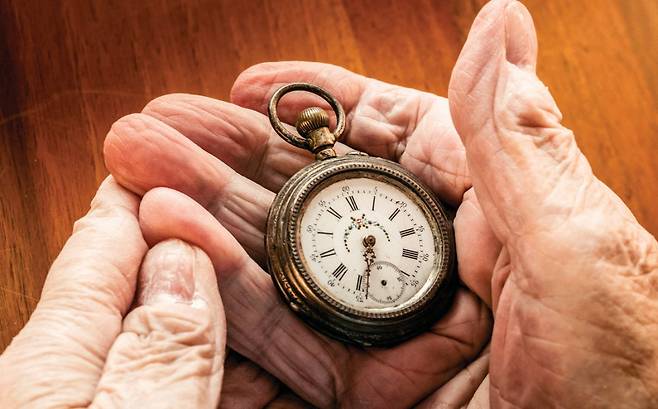 젊은 뇌는 새로운 자극을 세밀하게 기록하는 반면, 나이 든&nbsp;뇌는 비슷한 자극을 묶어 압축적으로 저장한다. GETTYIMAGES