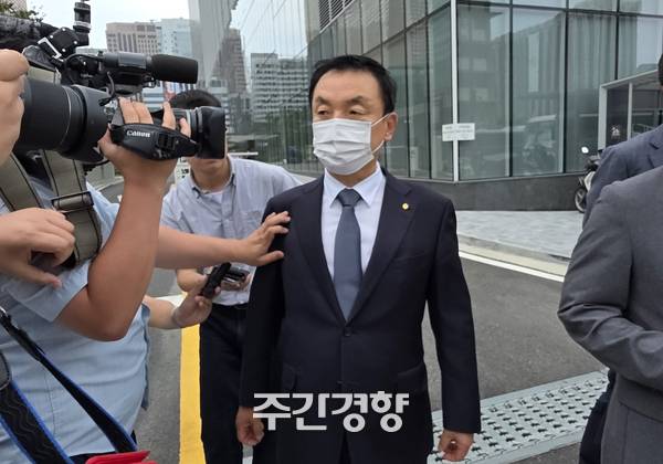 권오수 전 도이치모터스 회장이 지난 8월 3일 서울 광화문 인근 민중기 특별검사 사무실에서 조사를 받고 나오고 있다. 연합뉴스
