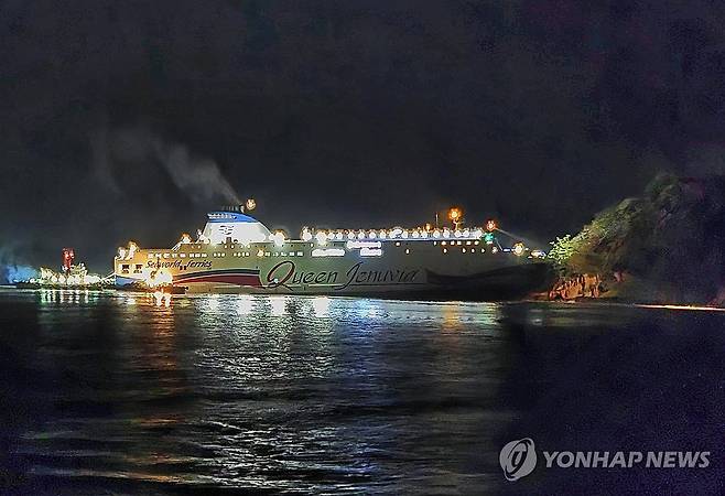 신안 족도에서 벗어나는 퀸제누비아2호 (신안=연합뉴스) 20일 오전 전남 신안군 장상면 인근 족도(무인도) 해상에서 퀸제누비아2호가 이초돼 있다. 퀸제누비아2호는 전날 족도에 좌초됐다가 신고 접수 6시간 만에 선사의 예인선으로 섬을 벗어났다. 승객 246명·승무원 21명 등 267명 전원 무사 구조됐으나 좌초 충격으로 일부가 경미한 통증을 호소해 병원으로 옮겨졌다. 2025.11.20 [목포해양경찰서 제공. 재판매 및 DB 금지] daum@yna.co.kr