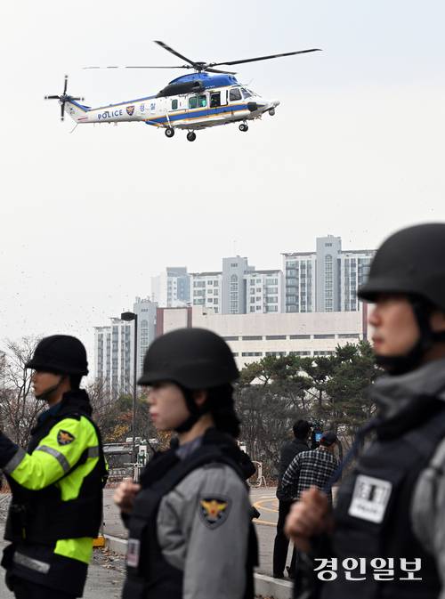 25일 오후 수원시 팔달구 수원월드컵경기장에서 드론 테러 상황을 가정한 ‘2025 경기남부 대테러 관계기관 합동훈련’이 각 기관별로 진행되고 있다. 2025.11.25 /임열수기자 pplys@kyeongin.com