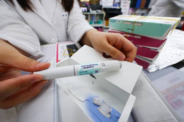 이달부터 비만 치료제인 ‘위고비’와 ‘마운자로’의 해외 구매·반입이 제한되면서 인천공항세관에 민원이 급증하고 있다. 사진은 서울 시내의 한 약국에서 약사가 위고비에 대해 설명하고 있는 모습. 2024.10.17 /연합뉴스