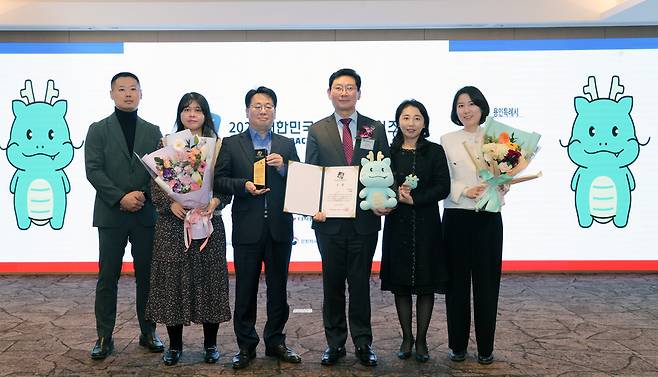 ▲ 25일 열린 '2025 대한민국 캐릭터 어워즈'에서 용인특례시의 대표 캐릭터 '조아용'이 대상을 받았다./사진제공=용인시